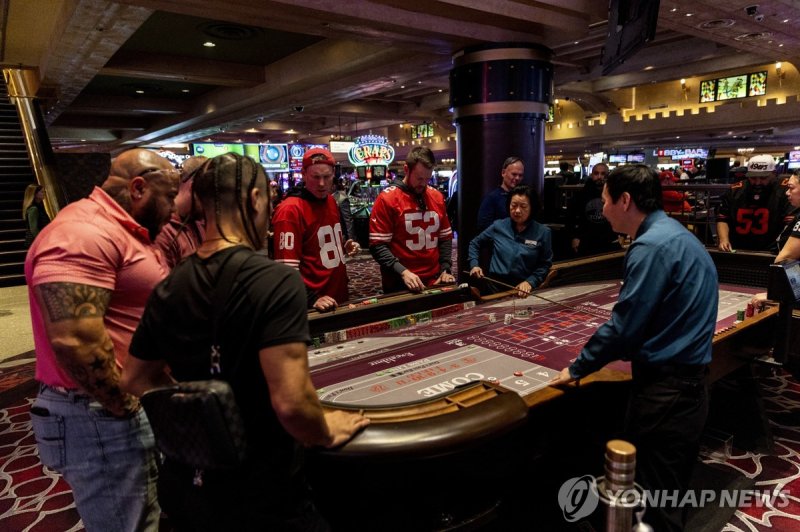 '도박 천국' 라스베이거스에서 카지노 방문한 풋볼 팬 epa11143960 American football supporters play craps in the Excalibur Hotel and Casino in Las Vegas, Nevada, USA, 10 February 2024. The AFC champion Kansas City Chiefs will face the NFC champion San Francisco 49ers in Super Bowl LVIII at State Allegiant Stadium in Las Ve