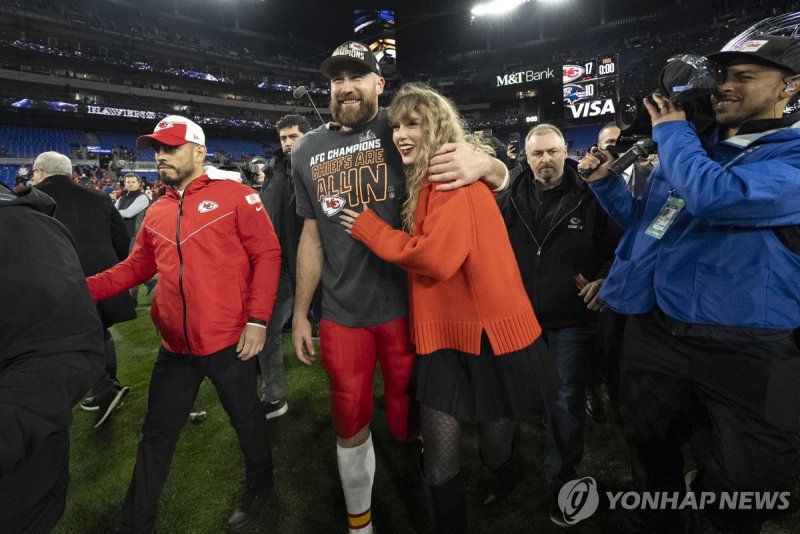 트래비스 켈시-테일러 스위프트 커플 FILE - Kansas City Chiefs tight end Travis Kelce walks with Taylor Swift following the AFC Championship NFL football game between the Baltimore Ravens and the Kansas City Chiefs in Baltimore on Jan. 28, 2024. The Chiefs won 17-10. (AP Photo/Julio Cortez, File) FILE PHOTO