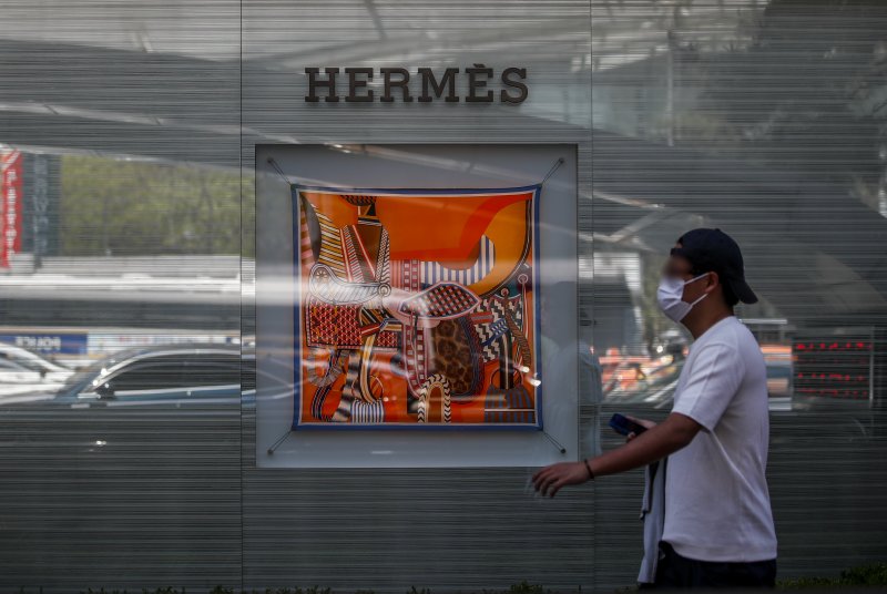 [서울=뉴시스] 정병혁 기자 = 에·루·샤(에르메스·루이비통·샤넬)라 불리는 명품 3사가 지난해 한국 시장에서 3조원 이상의 매출을 올린 것으로 알려진 15일 오후 서울시내 백화점 앞에서 시민들이 이동하고 있다. 에르메스코리아·루이비통코리아·샤넬코리아의 감사보고서에 따르면 지난해 명품 3사의 합산 매출은 3조2194억원을 기록했다. 2022.04.15. jhope@newsis.com