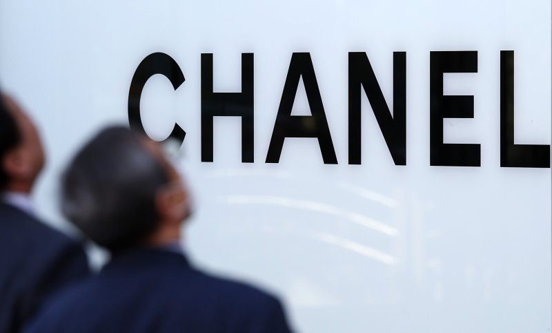 [서울=뉴시스] 김명년 기자 = 프랑스 명품 브랜드 샤넬(CHANEL)이 국내에서 새해 첫 주얼리 가격 인상에 이어 뷰티 상품 가격 조정에 나설 전망이다. 명품 업계에 따르면 샤넬을 다음 달 1일 향수 및 화장품 가격 인상을 추진중이며 인상 폭은 5%에서 최대 10%대가 될 것으로 알려졌다. 사진은 16일 오전 서울시내 한 백화점 샤넬 매장. 2024.01.16. kmn@newsis.com