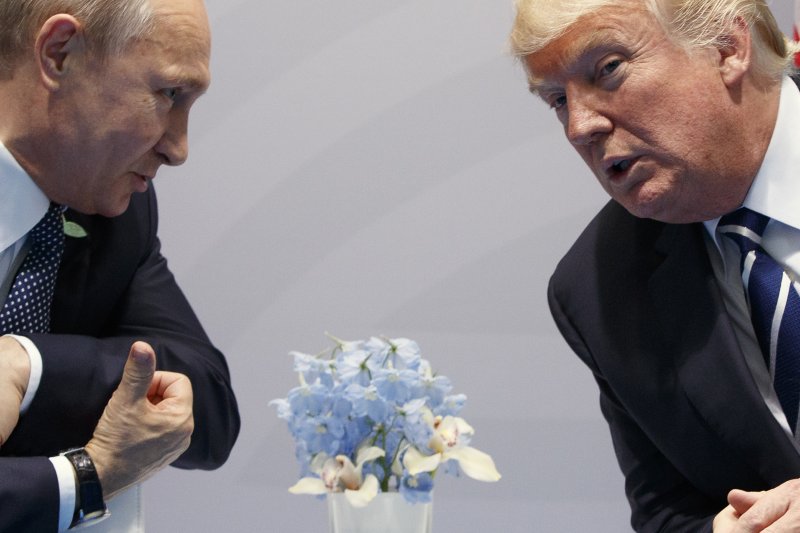 지난 2017년 7월 7일 독일 함부르크에서 열린 주요20개국(G20) 정상회담에서 블라디미르 푸틴 러시아 대통령(왼쪽)과 당시 미 대통령이었던 도널드 트럼프가 대화하고 있다.AP뉴시스