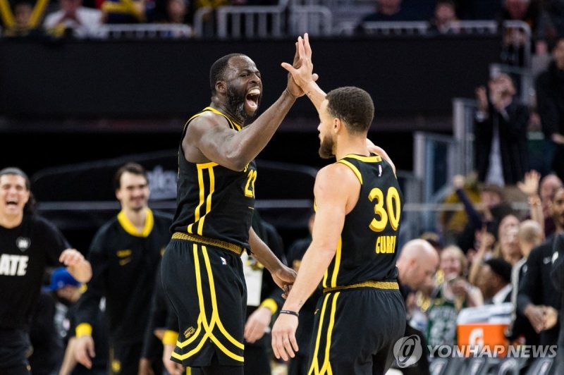 드레이먼드 그린과 스테픈 커리 Feb 10, 2024; San Francisco, California, USA; Golden State Warriors center Draymond Green (23) and guard Stephen Curry (30) celebrate after scoring against the Phoenix Suns during the second half at Chase Center. Mandatory Credit: John Hefti-USA TODAY Sports