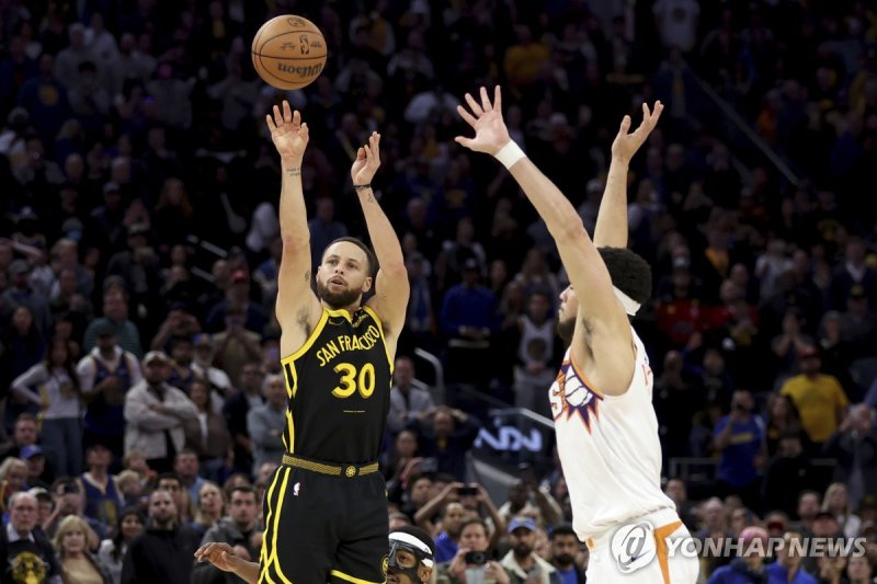 스테픈 커리 Golden State Warriors guard Stephen Curry (30) shoots a go-ahead basket against Phoenix Suns guard Devin Booker, right, during the second half of an NBA basketball game in San Francisco, Saturday, Feb. 10, 2024. (AP Photo/Jed Jacobsohn)