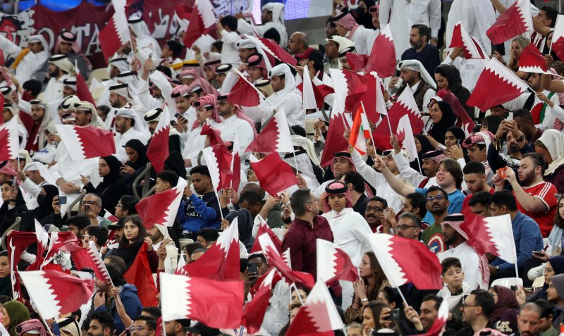 12일(현지시간) 카타르 루사일 스타디움에서 열린 2023 아시아축구연맹(AFC) 카타르 아시안컵 개막전 카타르와 레바논의 경기에서 축구팬들이 국기를 흔들고 있다. 2024.1.13/뉴스1 ⓒ News1 김성진 기자