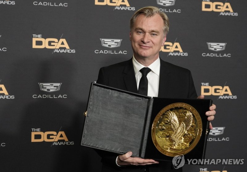미국감독조합(DGA) 감독상 받은 크리스토퍼 놀런 감독 Christopher Nolan, director of the film "Oppenheimer," poses with his DGA Award for Theatrical Feature Film backstage at the 76th DGA Awards, Saturday, Feb. 10, 2024, in Beverly Hills, Calif. (AP Photo/Chris Pizzello) 021024130093, 21334631,