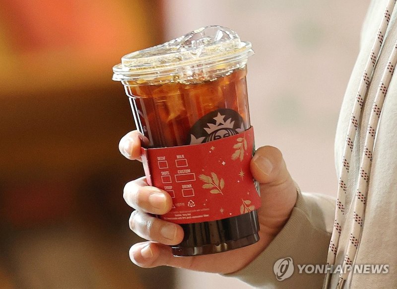 한국 스타벅스 매장 '세계 4위'…인구 2.5배 일본 육박 스타벅스, '쓱데이' 맞아 아메리카노 3천 원에 판매 (서울=연합뉴스) 이재희 기자 = 13일 서울 강남구의 한 스타벅스에서 시민이 구입한 커피를 들고 매장을 나서고 있다. 스타벅스 코리아는 신세계그룹 쇼핑 축제 '쓱데이'를 맞아 이날부터 나흘간 오후 2시부터 5시까지 카페 아메리카노 톨 사이즈를 3천 원에 제공하는 '스타벅스 해피아워' 행사를 연다. 2023.11.13 scape@yna.co.kr (끝)