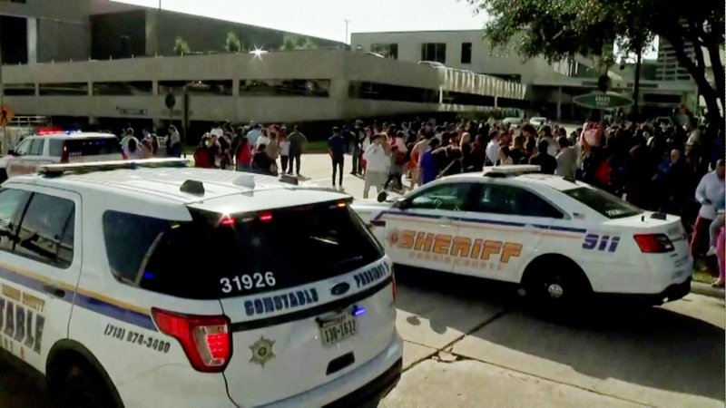 11일(현지시간) 총격 사건이 발생한 미국 텍사스주 휴스턴의 레이크우드 교회 밖에 대피한 신자들이 몰려있다. 총격범은 마주친 비번 경찰관들의 대응 사격으로 사망했다. 총격범과 같이 입장한 5세 어린이가 중상을 입었으며 신자 1명이 다리에 총상을 입은 것으로 전해졌다.로이터뉴스1