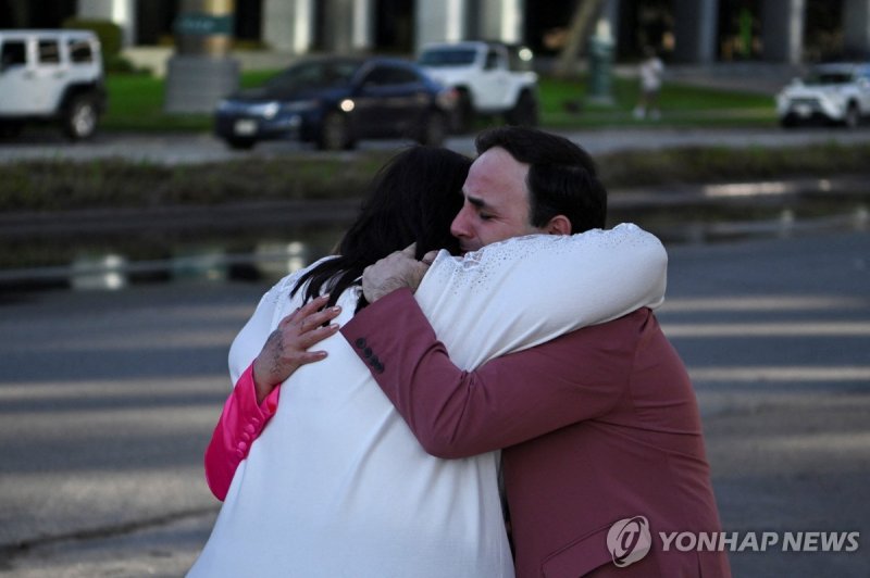 11일 총격 발생 후 서로 포옹하는 레이크우드 교회 교인들 / 연합뉴스