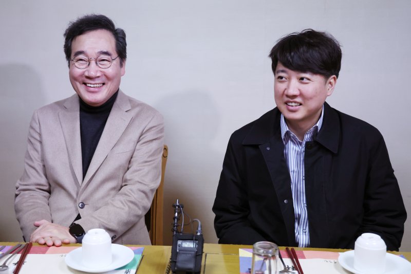 이낙연(왼쪽)·이준석 개혁신당 공동대표가 11일 오후 서울 종로구의 한 식당에서 열린 '제1차 개혁신당 임시 지도부 회의'에서 만나 환하게 웃고 있다. 뉴스1