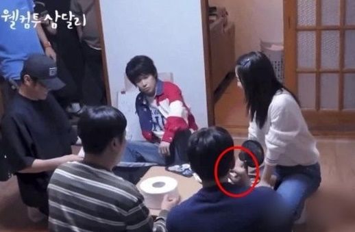 JTBC 드라마 '웰컴투 삼달리' 메이킹 영상에 지창욱이 실내 흡연을 한 장면이 담겼다. / 유튜브 갈무리