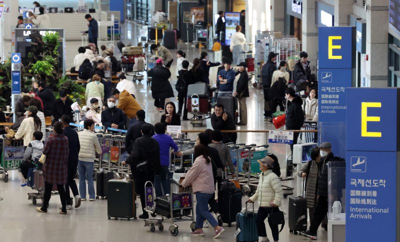 설 연휴 마지막 날인 지난달 12일 오전 인천국제공항 제1여객터미널 입국장이 귀경객 및 여행객들로 붐비고 있다. 뉴시스 제공