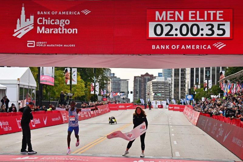 지난해 10월 8일 시카고 마라톤 대회에서 골인 지점을 통과하는 킵텀. 2시간 35초가 선명하다. ⓒ 로이터=뉴스1 ⓒ News1 박형기 기자