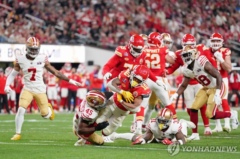2년 연속 슈퍼볼 우승을 차지한 캔자스시티 치프스(붉은 유니폼) Feb 11, 2024; Paradise, Nevada, USA; San Francisco 49ers linebacker Demetrius Flannigan-Fowles (45) tackles Kansas City Chiefs running back Isiah Pacheco (10) during the fourth quarter of Super Bowl LVIII at Allegiant Stadium. Mandatory Credit: Kirby Lee-USA TODAY