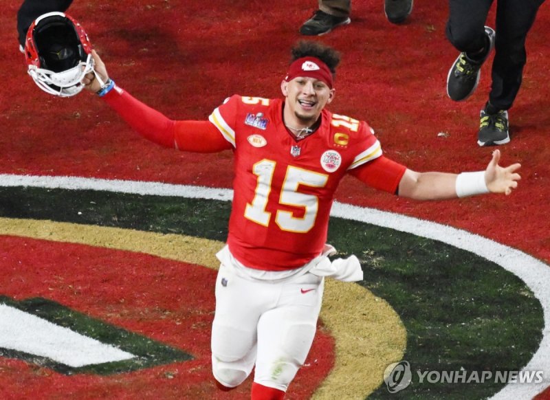 전설을 쓴 패트릭 마홈스 Kansas City Chiefs quarterback Patrick Mahomes celebrates after the Chiefs defeated the San Francisco 49ers 25-22 in overtime to win Super Bowl LVIII at Allegiant Stadium in Las Vegas, Nevada on Sunday, February 11, 2024. Photo by Jon SooHoo/UPI