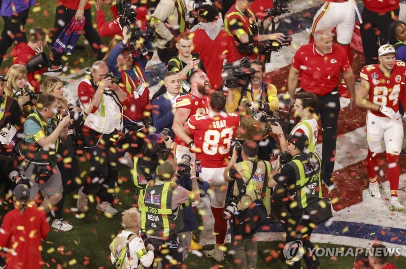 우승을 자축하는 캔자스시티 치프스 epa11146612 Kansas City Chiefs Travis Kelce (C) and Noah Gray celebrate after the Kansas City Chiefs defeated the San Fransisco 49ers in Super Bowl LVIII at Allegiant Stadium in Las Vegas, Nevada, USA, 11 February 2024. The Super Bowl is the annual championship game of the NFL bet