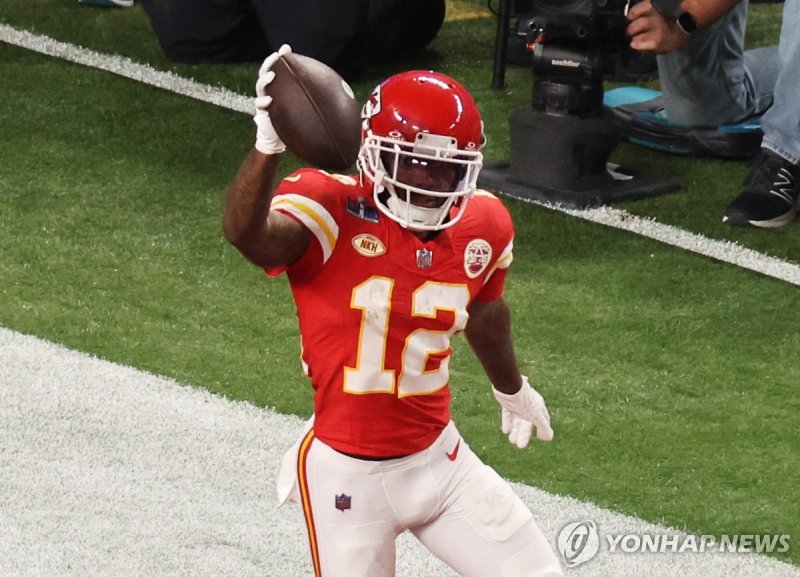 '끝내기 터치다운'에 성공한 미콜 하드먼 Football - NFL - Super Bowl LVIII - Kansas City Chiefs v San Francisco 49ers - Allegiant Stadium, Las Vegas, Nevada, United States - February 11, 2024 Kansas City Chiefs' Mecole Hardman Jr. celebrates scoring the touchdown to win Super Bowl LVIII REUTERS/Mike Blake