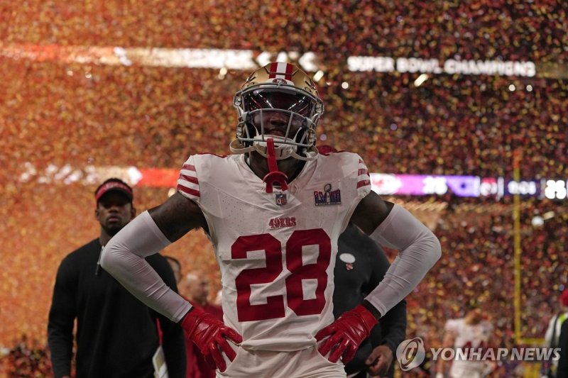 허탈한 마음을 감추지 못하는 샌프란시스코 선수 San Francisco 49ers cornerback Darrell Luter Jr. (28) leaves the field after overtime of the NFL Super Bowl 58 football game against the Kansas City Chiefs, Sunday, Feb. 11, 2024, in Las Vegas. The Chiefs won 25-22. (AP Photo/George Walker IV)