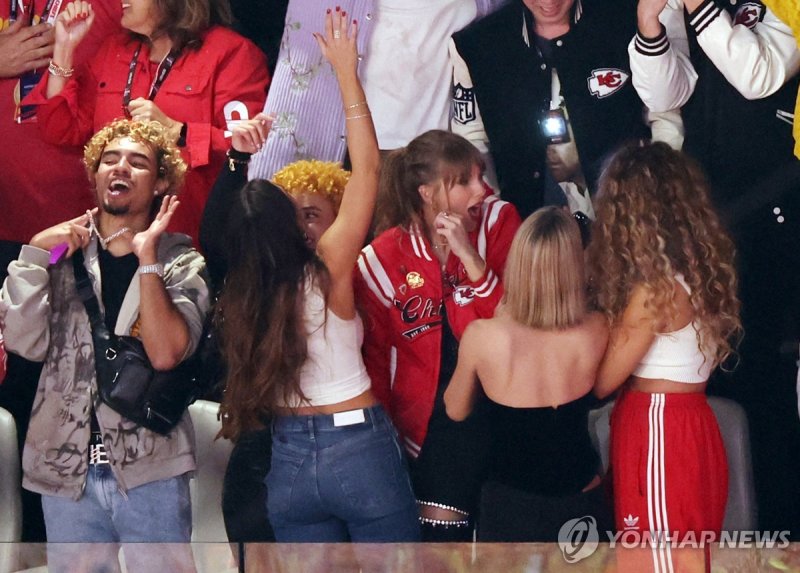 캔자스시티 승리에 기뻐하는 테일러 스위프트(오른쪽 3번째) Football - NFL - Super Bowl LVIII - Kansas City Chiefs v San Francisco 49ers - Allegiant Stadium, Las Vegas, Nevada, United States - February 11, 2024 Recording artist Taylor Swift and actor Blake Lively celebrate in the stands after Kansas City Chiefs win Super Bowl