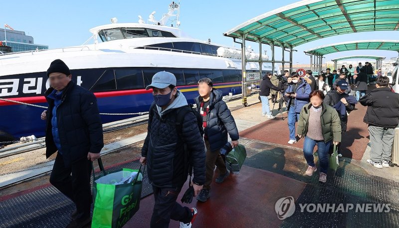 귀경객으로 붐비는 인천항 연안여객터미널 귀경객으로 붐비는 인천항 연안여객터미널 (인천=연합뉴스) 임순석 기자 = 설 연휴 마지막 날인 12일 오전 인천 중구 인천항 연안여객터미널에 도착한 귀경객들이 이동하고 있다. 2024.2.12 soonseok02@yna.co.kr (끝)
