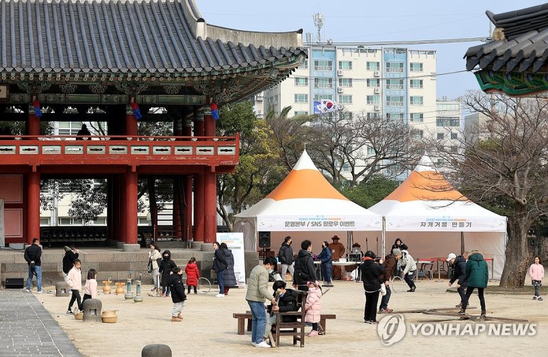 설맞이 민속놀이 마당 설맞이 민속놀이 마당 (제주=연합뉴스) 전지혜 기자 = 설 연휴인 11일 제주목관아에서 2024 설맞이 민속놀이 마당이 운영돼 관광객과 나들이객들이 민속놀이를 체험하고 있다. 2024.2.11 atoz@yna.co.kr (끝)