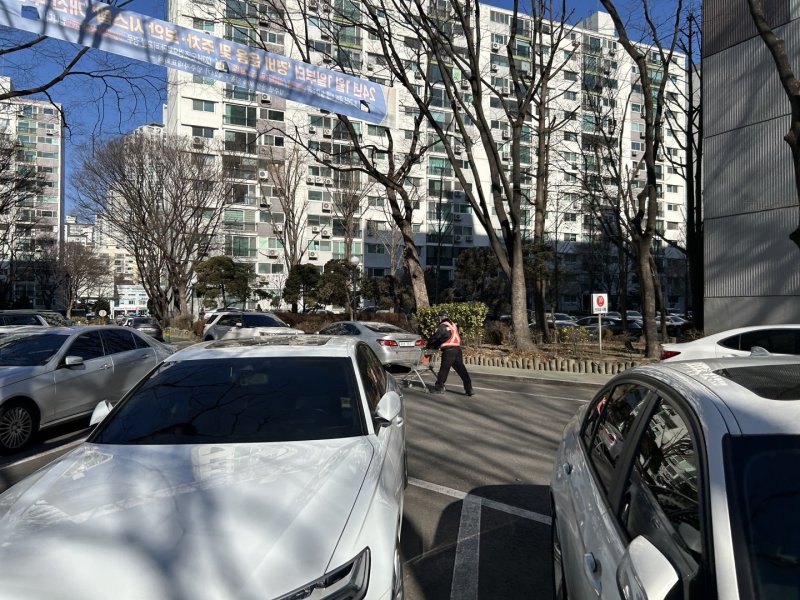 서울 대치동 선경아파트 주차장. 빽빽하게 평행주차된 경우 경비원들이 차를 밀어야 한다. 사진=강명연 기자