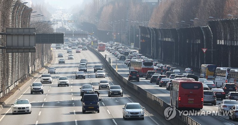 설 연휴 마지막 날인 12일 오후 서울 잠원IC 인근에서 상행(왼쪽)·하행(오른쪽) 차량들이 이동하고 있다. 연합뉴스