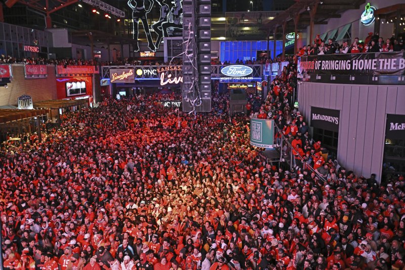 [캔자스시티=AP/뉴시스] 캔자스시티 치프스 팬들이 12일(한국시간) 미국 캔자스시티에서 치프스가 25:22로 샌프란시스코 포티나이너스를 꺾고 우승을 차지하자 환호하고 있다. 2024.02.12.