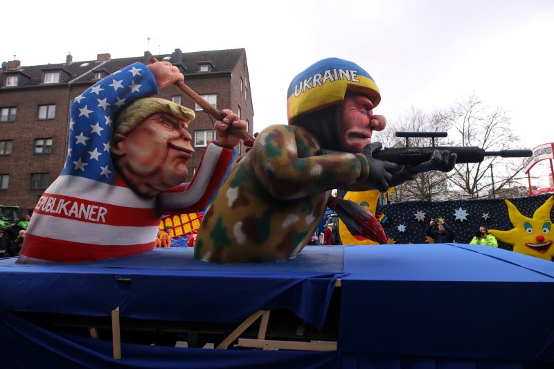 12일(현지시간) 독일 뒤셀도르프에서 열린 '장미의 월요일' 퍼레이드 가운데 미국의 도널드 트럼프 전 대통령의 인형이 우크라이나 병사의 등에 창을 박고 있다.로이터뉴스1