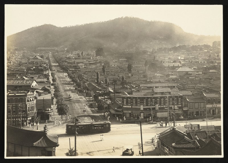 [서울=뉴시스] 최동준 기자 = 서울역사박물관은 12일 학술총서19 '미국 의회도서관 소장 서울 사진: 네 개의 시선'을 발간했다. 제1장 '조지 C. 포크 컬렉션', 제2장 프랭크 G. 카펜터 컬렉션', 제3장 '무라카미 텐코 컬렉션', 제4장 뉴욕 월드 저널 트리뷴의 사진을 엄선해 담았다. 사진은 일제강점기 시절 종로 3가에서 바라본 남산 일대 시가지 모습. (사진=서울역사박물관 제공) 2024.02.12. photo@newsis.com