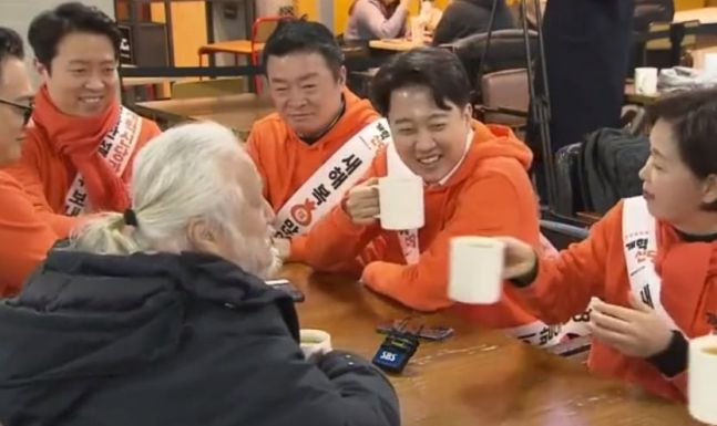 지난 8일 서울 수서역 내 한 카페에서 개혁신당 이준석 대표가 박경석 전장연 대표와 대화하고 있다. 이 대표가 커피를 마시는 동안 양향자 원내대표가 잔을 받지 못한 이들에게 커피를 전달하고 있다. 출처=OBS 유튜브
