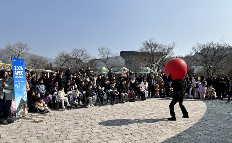 경주 엑스포대공원을 찾은 관람객들이 마술쇼를 보고 있다.경북문화관광공사 제공