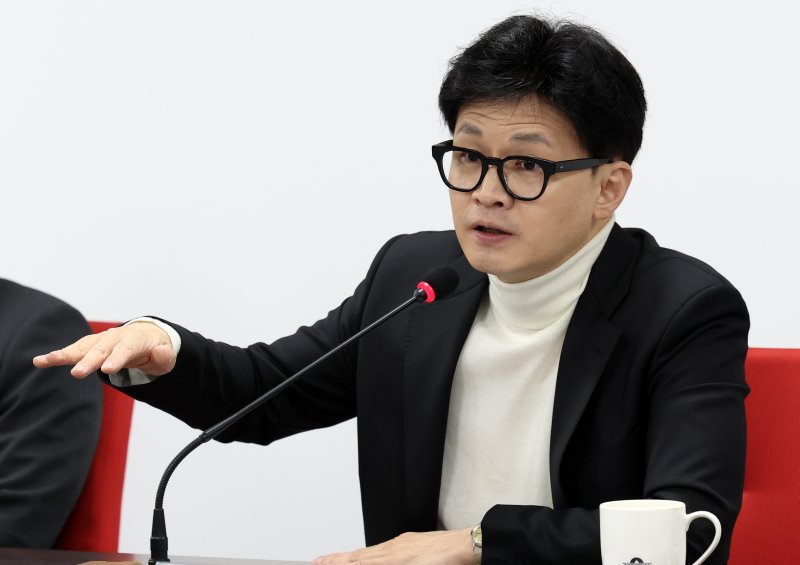 한동훈, 이재명에 "법카로 과일 먹었나…답 안 하는 것도 답"