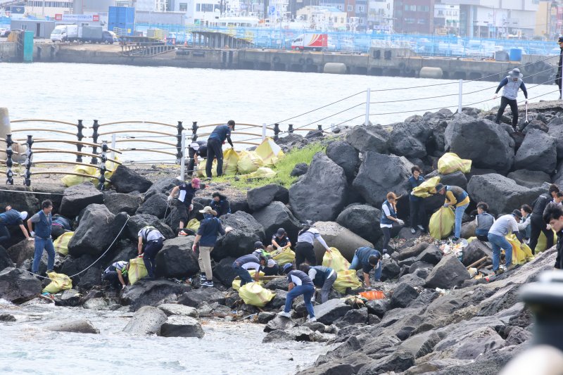 제주항에서 제주해양경찰서 등 민·관 140여명이 '국제연안 정화의 날'을 맞아 해양 쓰레기를 줍고 있다.(사진=제주해양경찰서 제공) 2023.09.25.