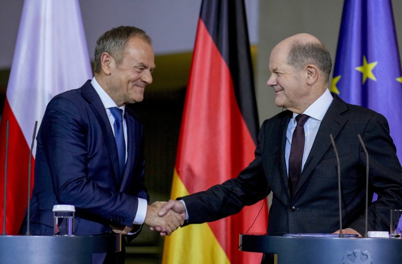 올라프 숄츠(오른쪽) 독일 총리와 도날트 투스크 폴란드 총리가 12일(현지시간) 독일 베를린에서 공동 기자회견을 마치고 악수하고 있다.AP뉴시스