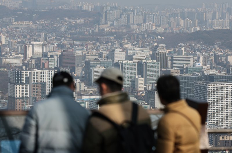 영끌(영혼까지 끌어 대출) 대표 지역으로 꼽혔던 서울 노도강(노원·도봉·강북구) 아파트값이 하락하면서 거래 절벽마저 이어지고 있다. 서울 용산구 남산타워에서 바라본 아파트 단지. 사진=뉴스1화상