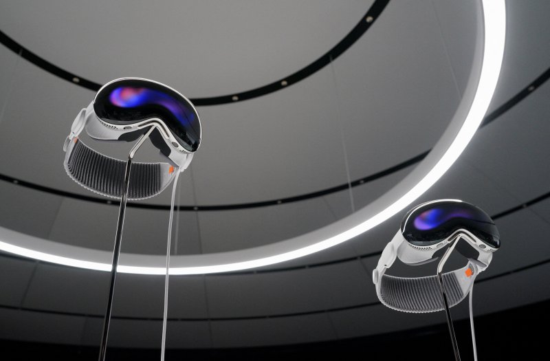 애플이 5일(현지시간) 본사에서 열린 세계 개발자 대회에서 야심작 비전 프로를 디스플레이하고 있다. ⓒ 로이터=뉴스1 ⓒ News1 박형기 기자