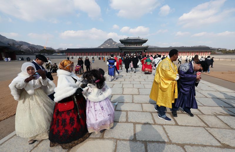 설 연휴 첫날이었던 지난 9일 무료 개방을 시작한 서울 경복궁을 찾은 외국인 관광객들이 즐거운 시간을 보내고 있다. 사진=뉴시스