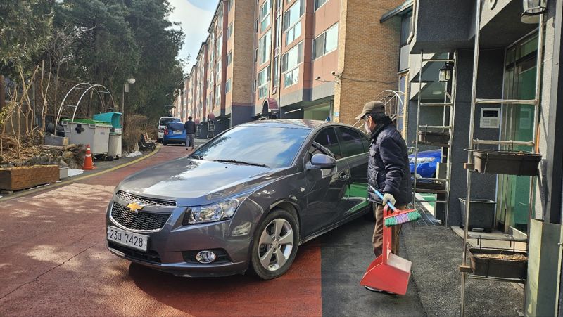 2024년 2월 12일 오후 12시께 서울 서대문구 홍은동 금송힐스빌 아파트에서 경비원 신선근씨(76)가 아파트를 나서는 주민에게 인사를 하고 있다. /사진=노유정 기자