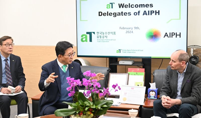 한국농수산식품유통공사 김춘진 사장(오른쪽 두번째)과 팀 브리어클리프 AIPH 사무총장(오른쪽 첫번째)이 9일 서울 양재동 aT센터에서 만나 대한민국 화훼산업 발전 방안을 논의했다.