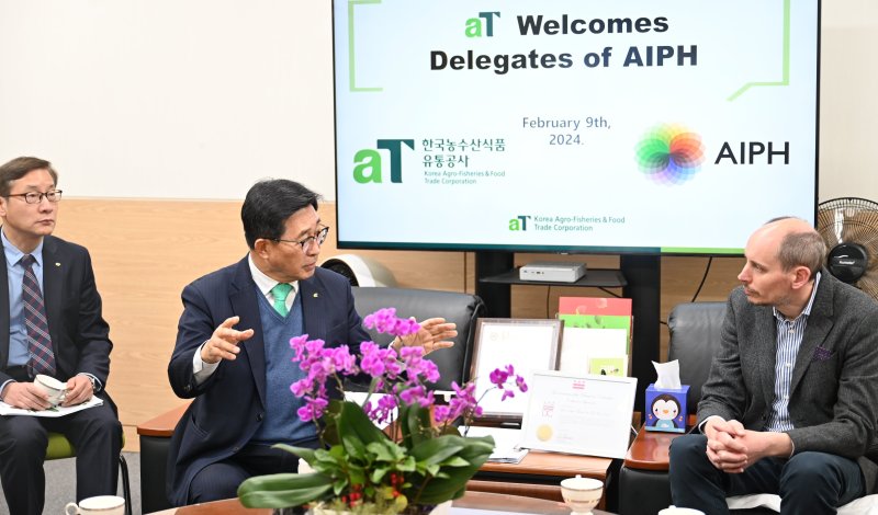 한국농수산식품유통공사 김춘진 사장(왼쪽)과 팀 브리어클리프 AIPH 사무총장(오른쪽)이 지난 9일 서울 양재동 aT센터에서 만나 대한민국 화훼산업 발전 방안을 논의했다. aT제공