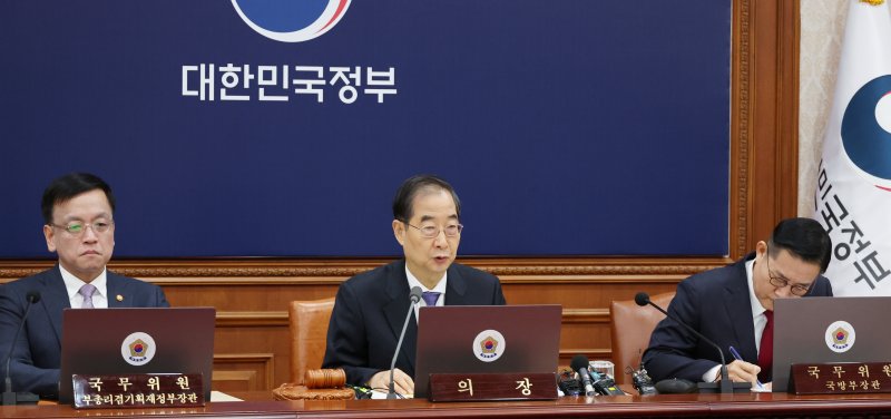 한덕수 국무총리(왼쪽 두번째)가 13일 오전 서울 종로구 정부서울청사에서 열린 국무회의에 참석해 발언하고 있다. 뉴시스 제공.