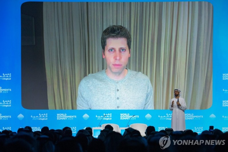 두바이에서 열린 2024 세계정부정상회의에 참석한 샘 올트먼 오픈AI CEO Sam Altman, OpenAI CEO (on screen) speaks in a videocall with Omar al-Olama, Minister of State for Artificial Intelligence, Digital Economy and Remote Work Applications, during the World Government Summit in Dubai on February 13, 2024. (Photo by Ryan LIM /
