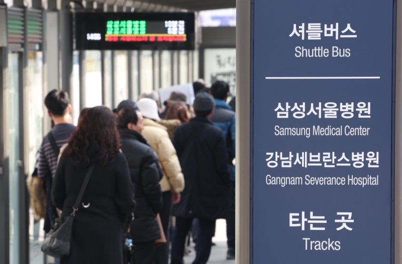 13일 오후 서울 강남구 수서역 앞 버스정류장에서 시민들이 서울시내 대형 종합병원 셔틀버스를 타기 위해 줄을 서고 있다. 연합뉴스