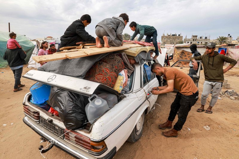 13일(현지시간) 팔레스타인 가자지구 라파에서 현지 주민들이 피란을 위해 자동차에 짐을 싣고 있다.AFP연합뉴스