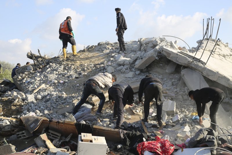 [라파=AP/뉴시스]지난 10일 이스라엘군이 공습을 단행한 라파의 건물 잔해에서 구조대원과 주민들이 생존자를 찾고 있는 모습. 2024.02.12