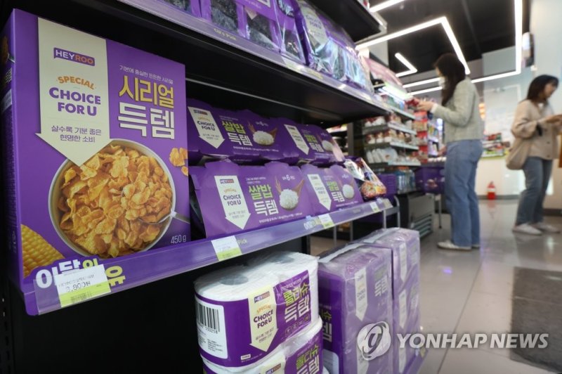 고물가에 '가성비' PB 상품 잘팔린다…1년간 시장 12% 성장 편의점에서 '득템' (서울=연합뉴스) 강민지 기자 = 밥상 물가 상승으로 편의점에서 장을 보고 끼니를 해결하는 사람들이 늘면서 초저가 상품 경쟁이 격화하고 있는 17일 서울의 한 CU에 초특가 PB '득템' 시리즈 상품들이 진열되어 있다. 2023.4.17 mjkang@yna.co.kr (끝)