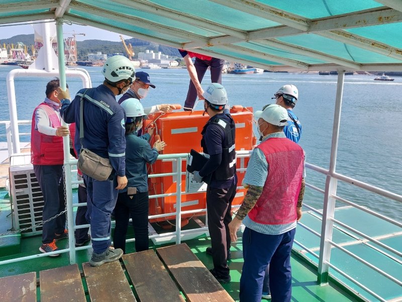 국민안전감독관이 여객선을 점검하고 있다.