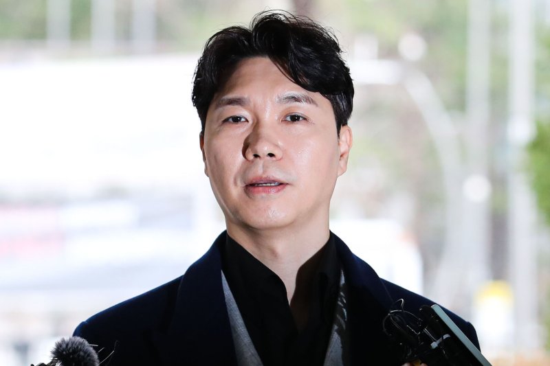방송인 박수홍씨가 지난해 9월 15일 오후 서울 마포구 서부지방법원에서 열린 친형 부부의 횡령 등 혐의 4차 공판 출석 전 입장 발표를 하고 있다. /사진=뉴시스