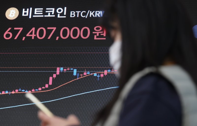 비트코인 가격이 지난 2021년 12월 이후 처음으로 5만 달러를 돌파한 13일 오전 서울 서초구 빗썸 고객센터 전광판에 시세가 나오고 있다. 뉴스1 제공