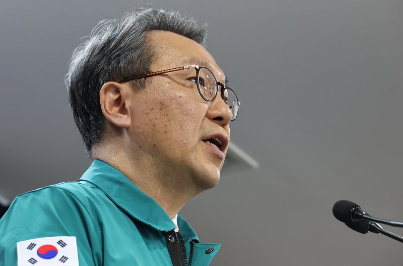 박민수 보건복지부 2차관이 14일 오전 서울 종로구 정부서울청사에서 의사 집단행동 중앙사고수습본부 정례 브리핑을 하고 있다. 뉴시스